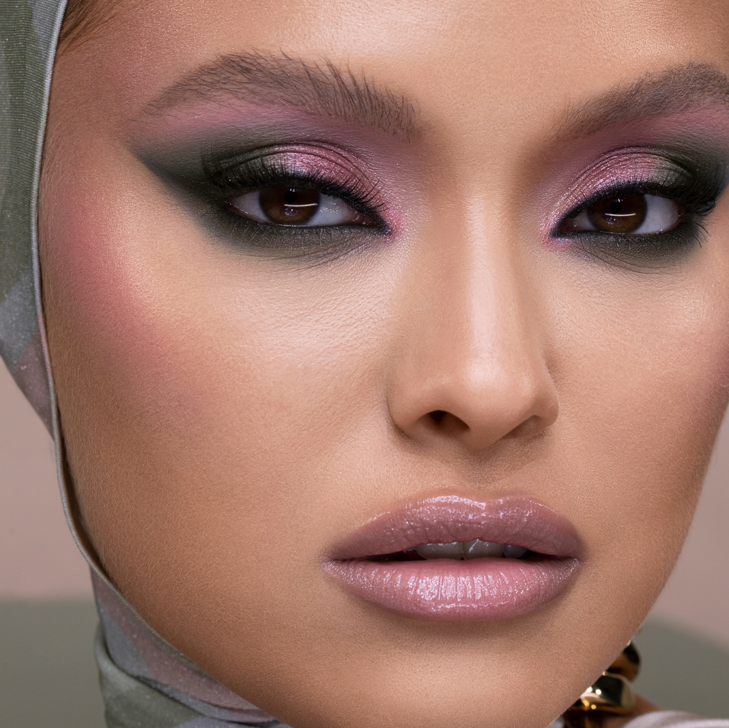 RETRO GLAM  EYESHADOW PALETTE (PALETA DE SOMBRAS)